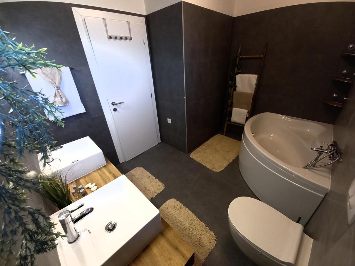 Villa Tia With Heated Pool & Jacuzzi Murvica  Bagian luar foto