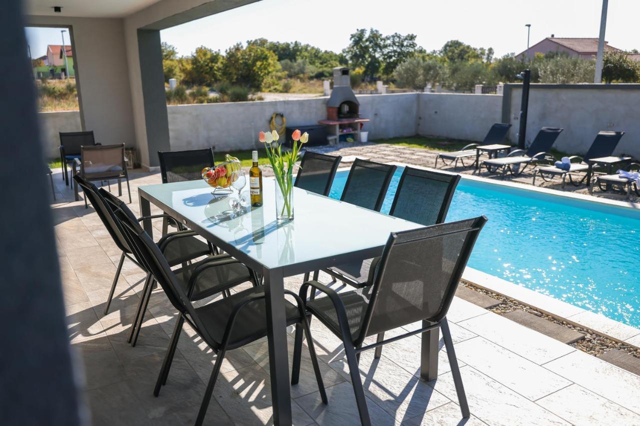 Villa Tia With Heated Pool & Jacuzzi Murvica  Bagian luar foto